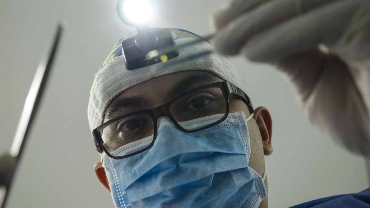 Violencia y lejanía: las razones de los médicos especialistas para no ocupar vacantes en el IMSS