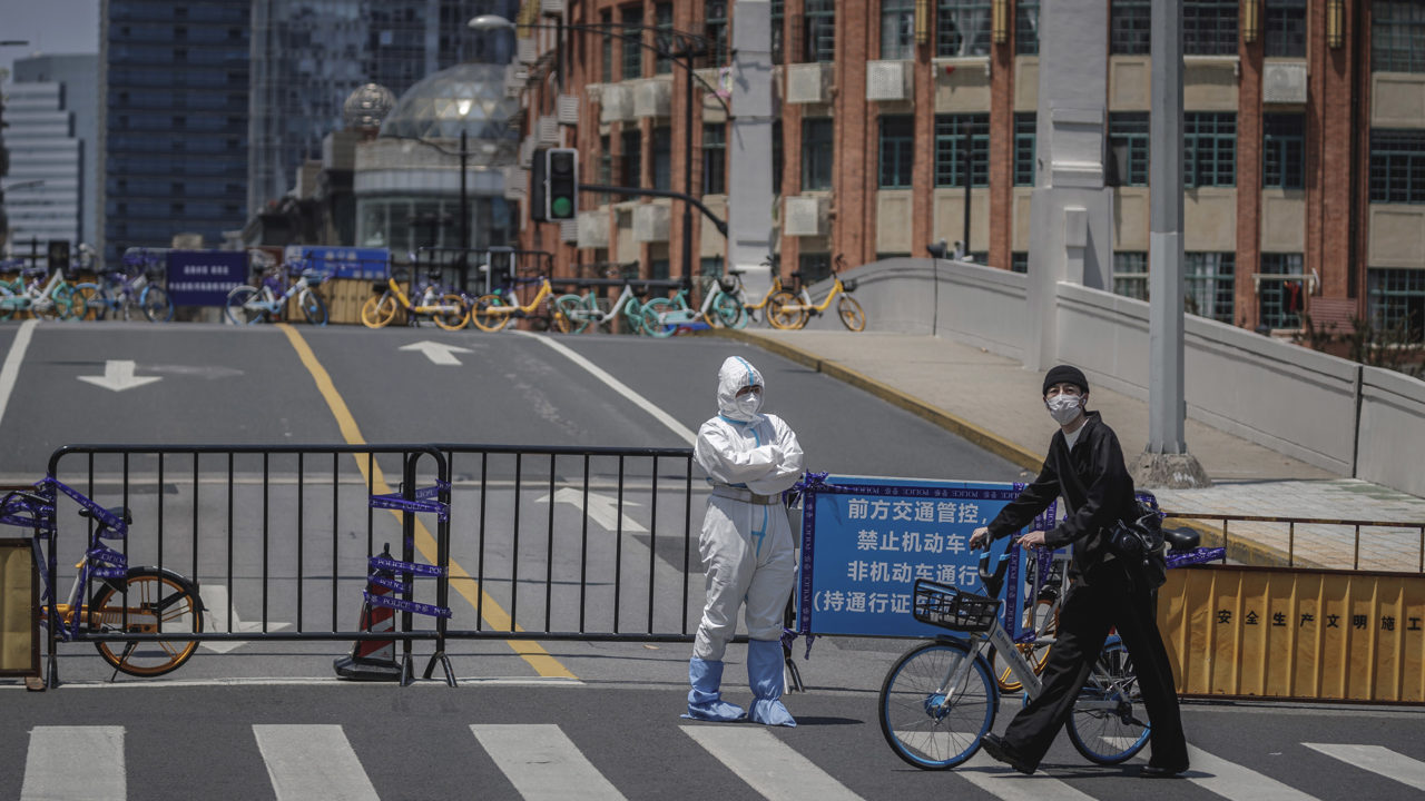 Principales ciudades en China intensifican restricciones por el Covid-19: ‘Como una cárcel’