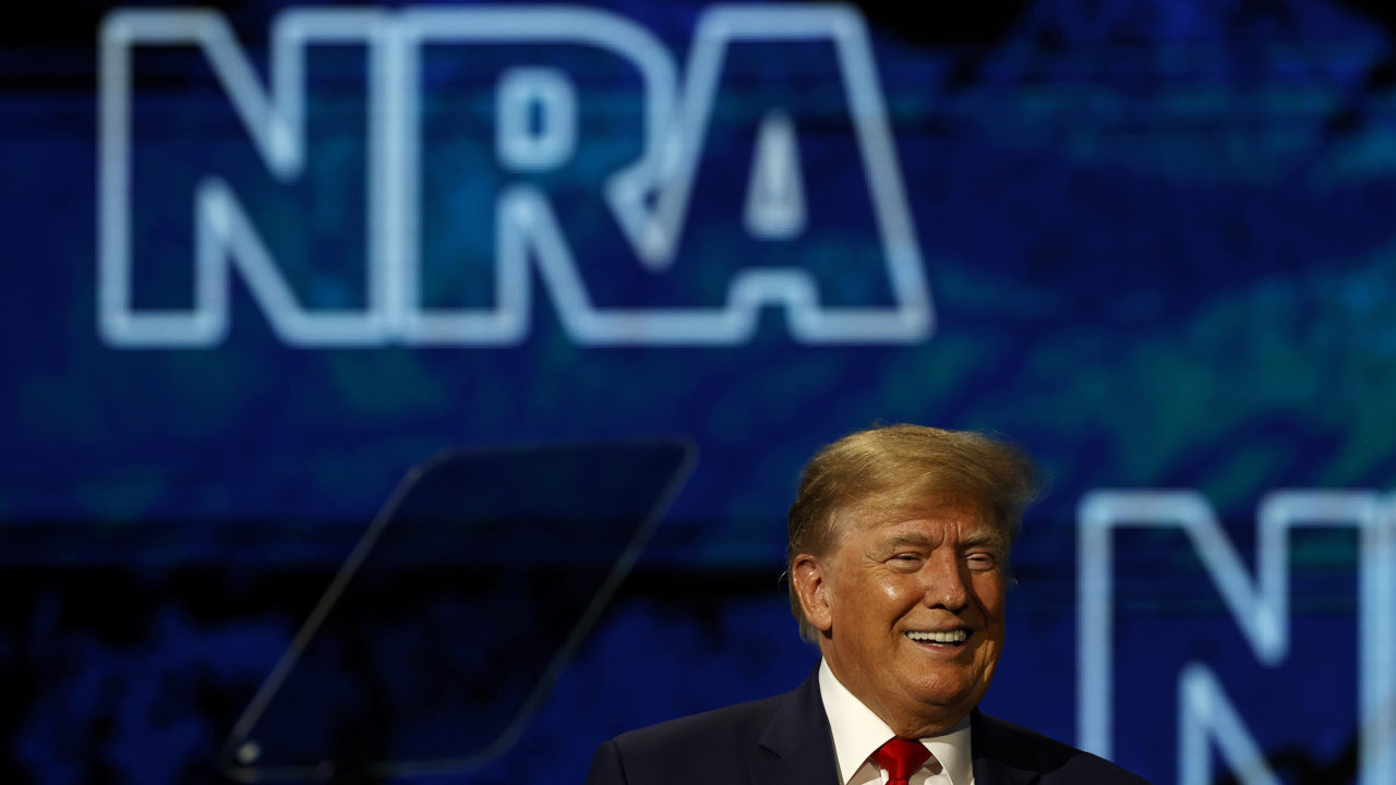 Control de armas no habría impedido tiroteo en escuela de Texas, dice Trump