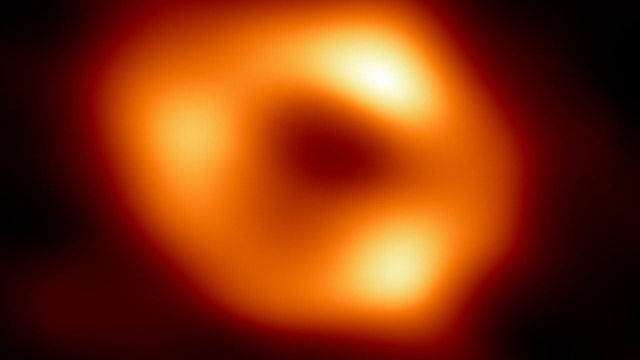 Revelan la primera imagen del agujero negro en el corazón de la Vía Láctea