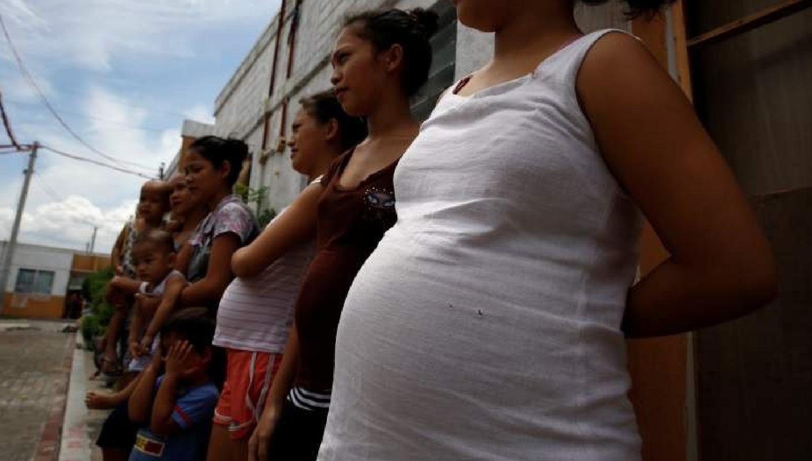 mujer embarazada aborto parto a luz personas pobres Kamala Harris senado EU aborto embarazadas