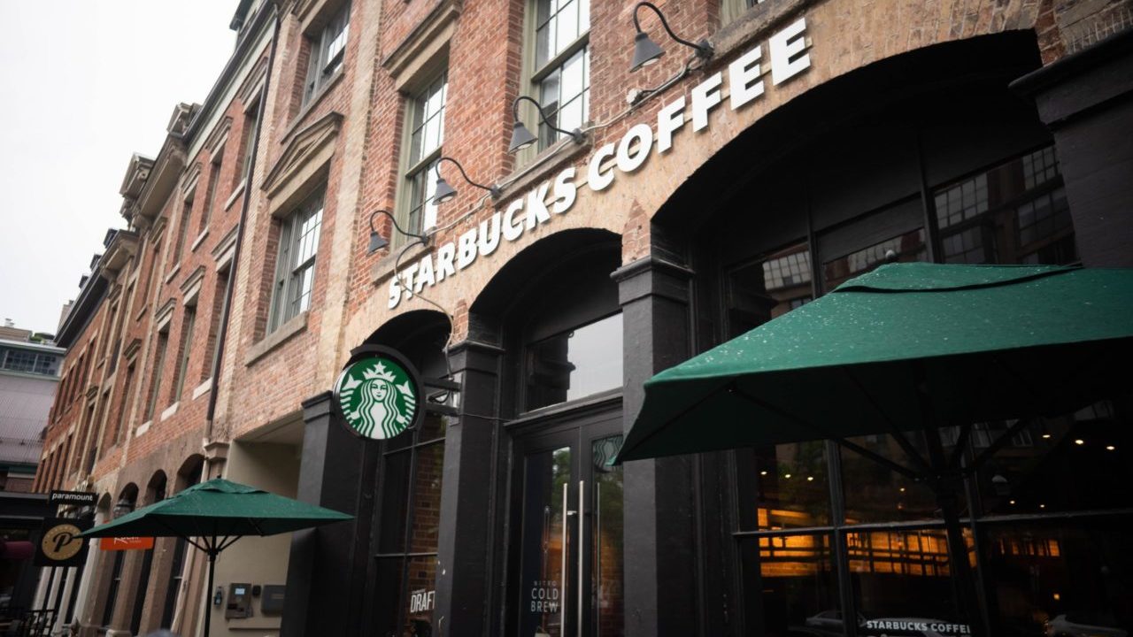 Starbucks cerrará tiendas y recortará más puestos de trabajo en Norteamérica mientras el CEO profundiza la reestructuración