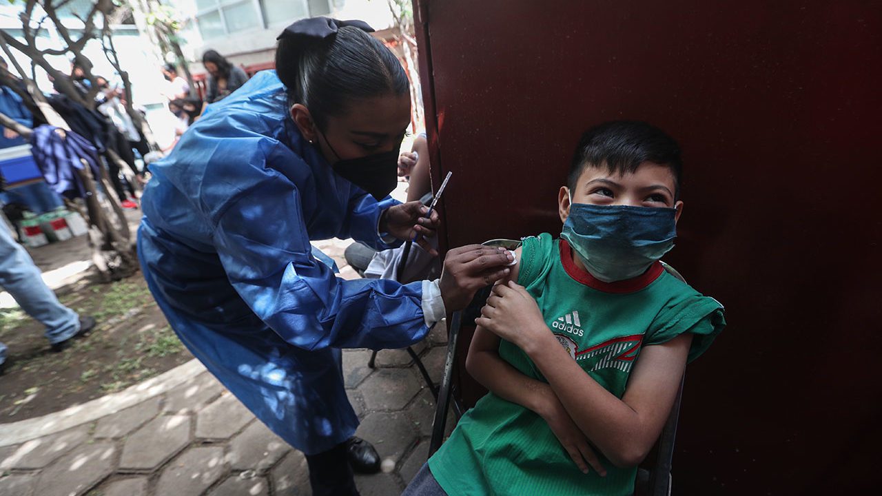 Expertos piden vacunar a niños contra Covid ante alza de casos en México