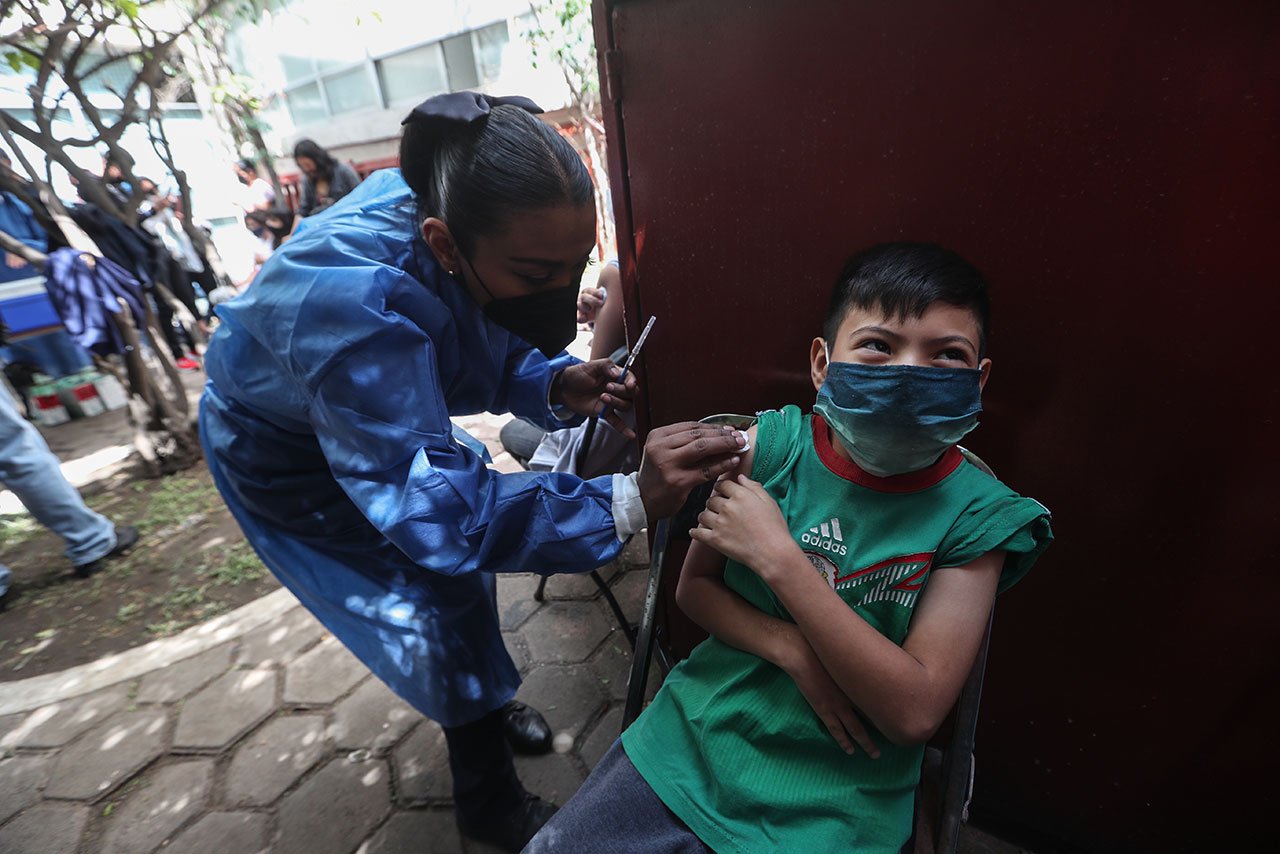 Expertos piden vacunar a niños contra Covid ante alza de casos en México