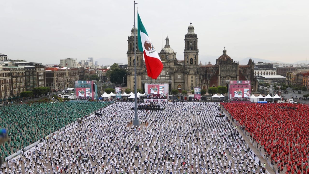 México logra récord Guinness con clase masiva de boxeo en el Zócalo