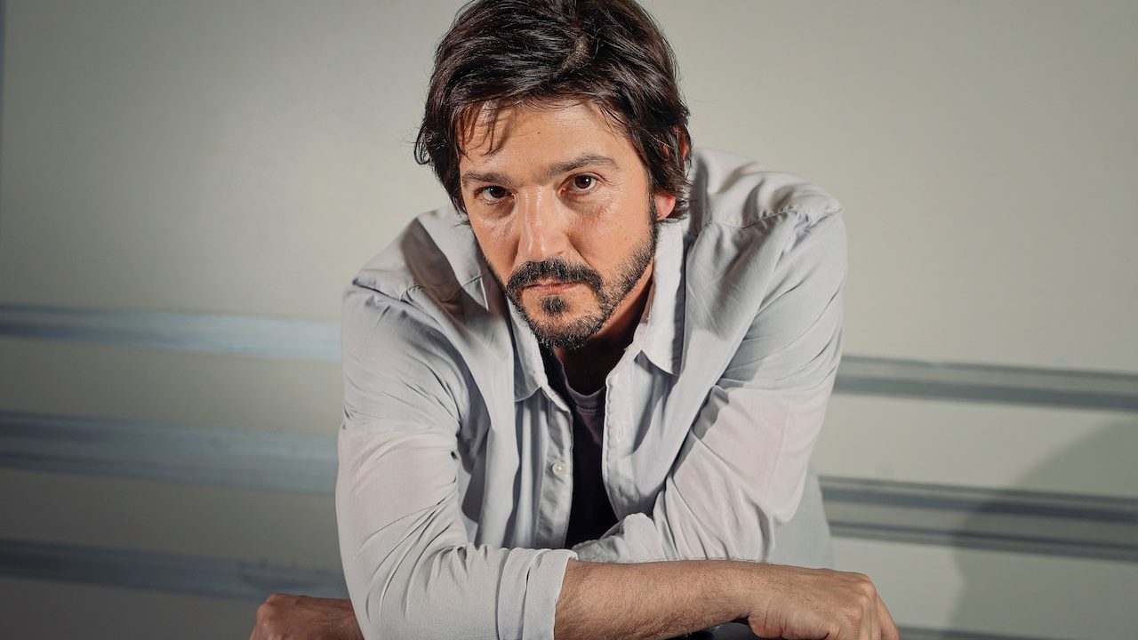 Diego Luna defiende ver películas en los cines, ‘algo que pasa cada vez menos’
