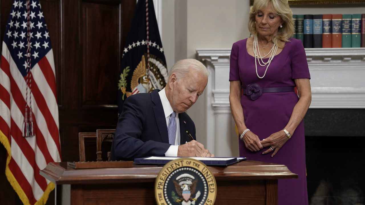 Biden firma ley de control de armas; espera que ayude a “salvar muchas vidas”
