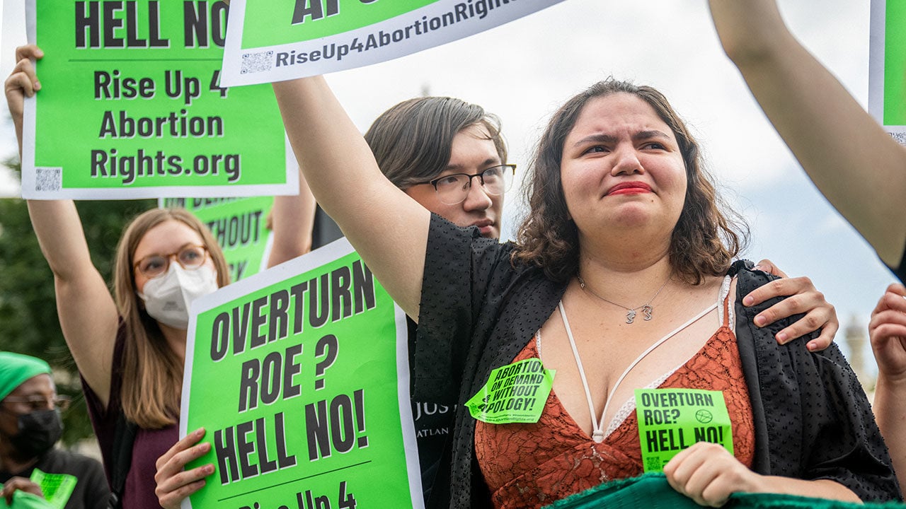 Kamala Harris critica a Trump por jactarse de poner fin al derecho al aborto