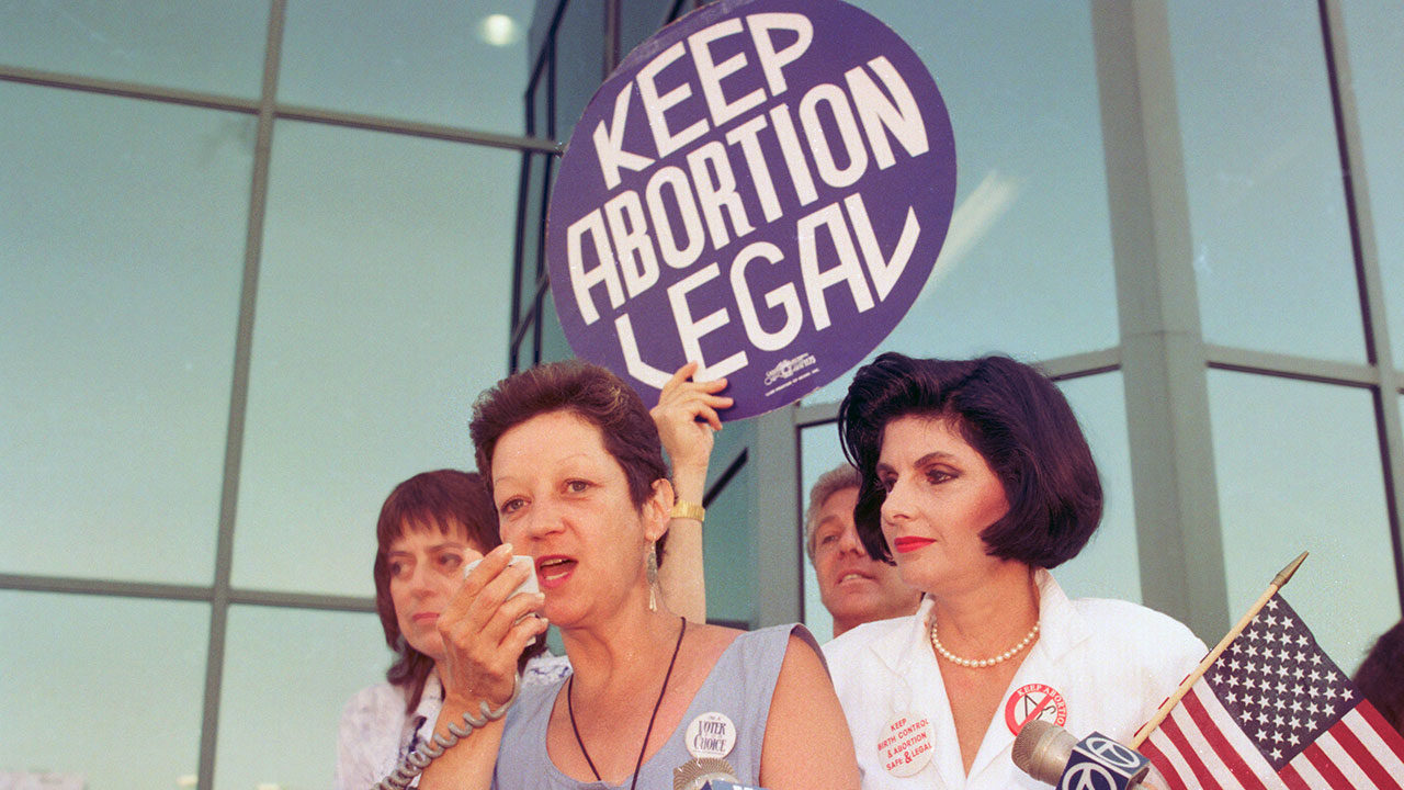 Biden firma decreto sobre acceso al aborto; Corte está fuera de control, dice