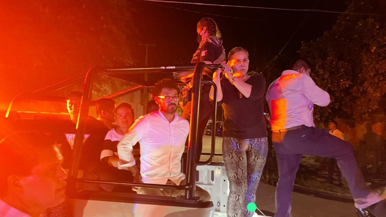 Marina Vitela se sube a patrulla para impedir detención de algunos de sus simpatizantes