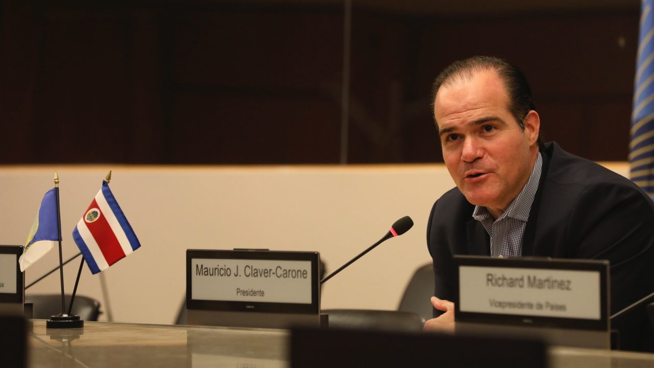 BID destituye a su presidente tras aventura con una subordinada, según fuente