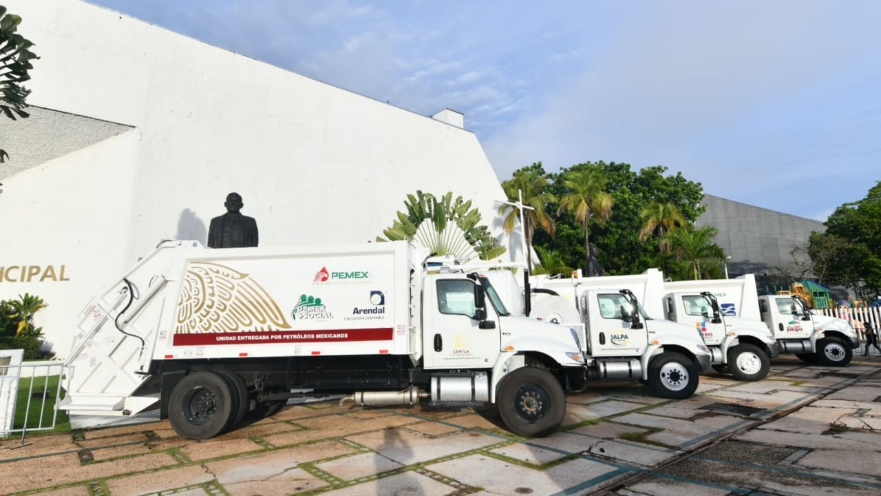 Pemex entrega vehículos para salud y seguridad  en Tabasco