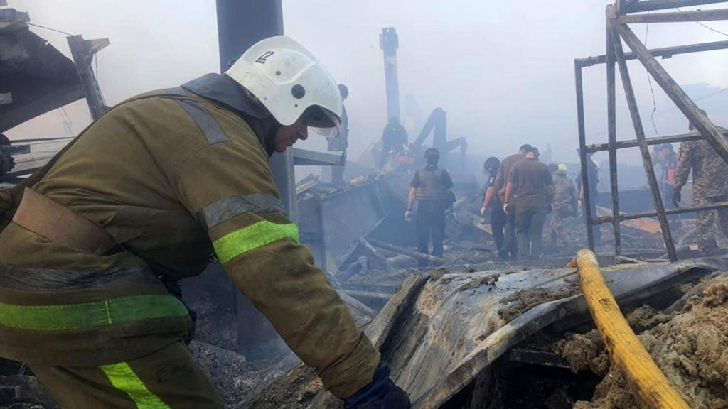 humo y rescatistas en un centro comercial en Kremenchuk tras un ataque ruso con misiles