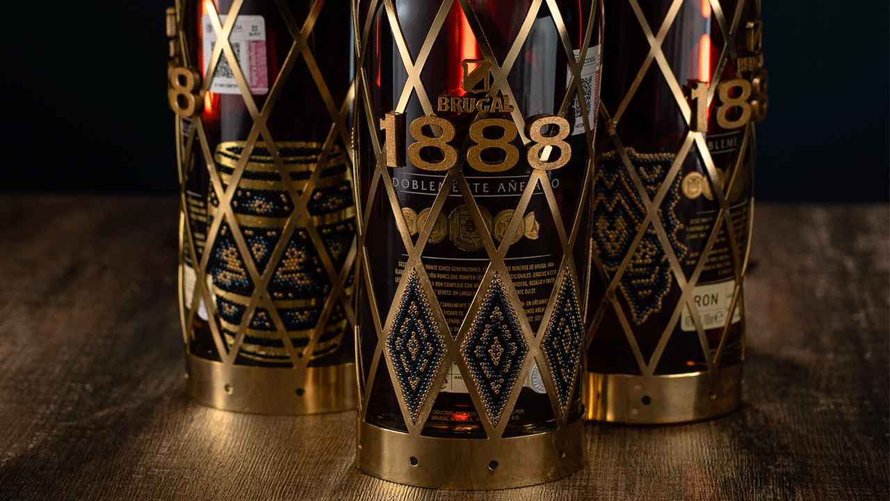 888 botellas de ron recogen el arte de la cultura Wixárika