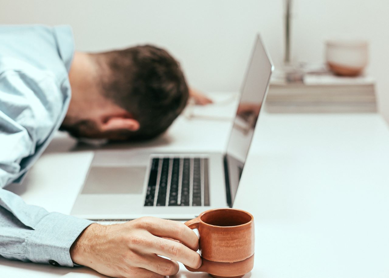 El estrés laboral te vuelve lento y daña la productividad, advierten expertos