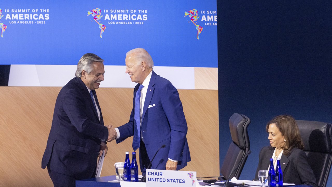 Presidente argentino alza la voz ante Biden por exclusiones en Cumbre de las Américas