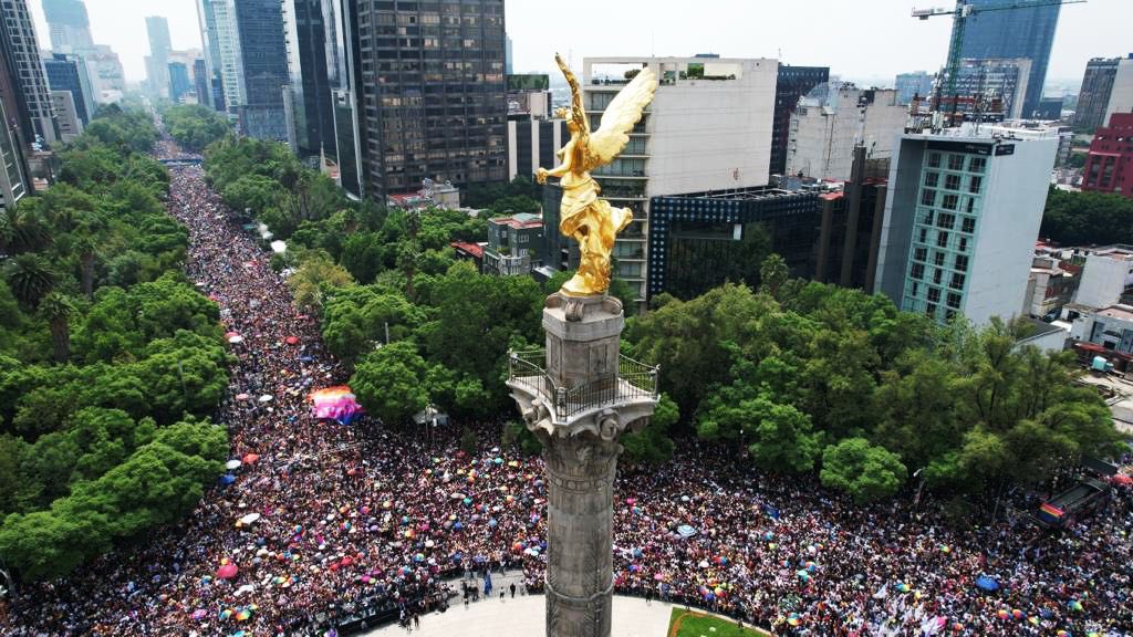 Miles desbordan las calles de Ciudad de México en marcha del Orgullo LGBTI+ 