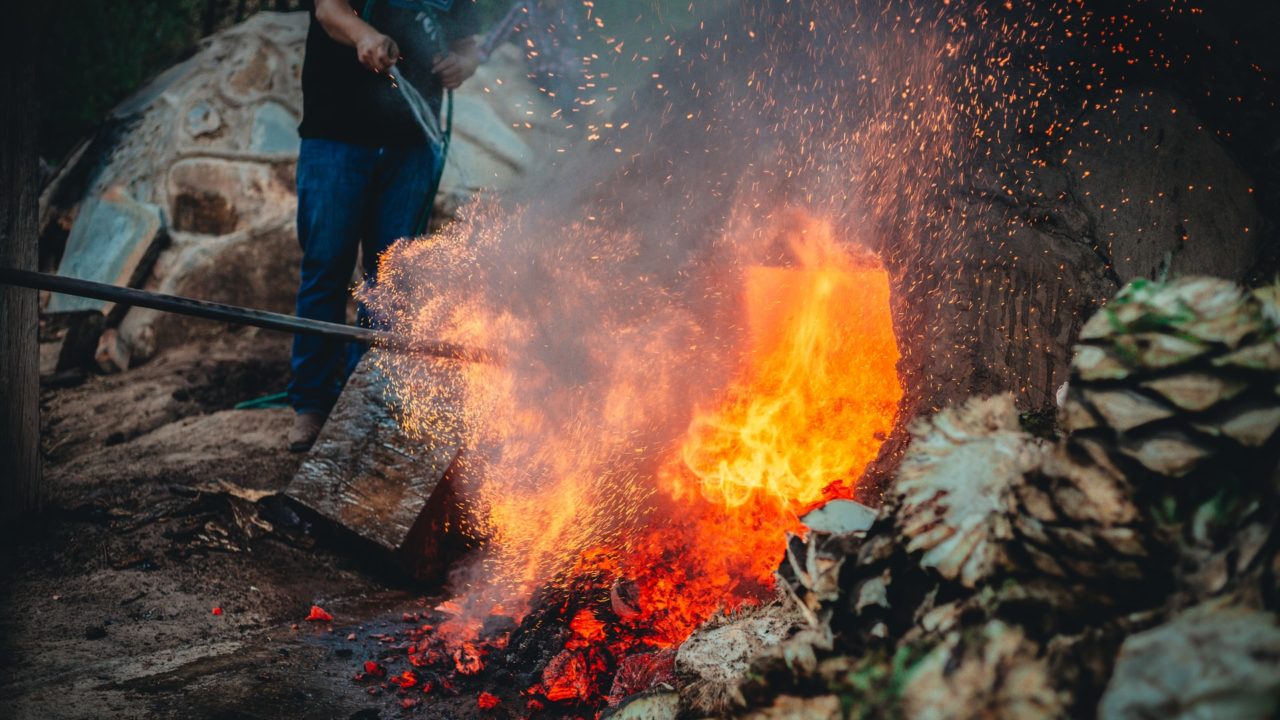 Negocios a la palabra, la estrategia que le funcionó a este emprendimiento de mezcal