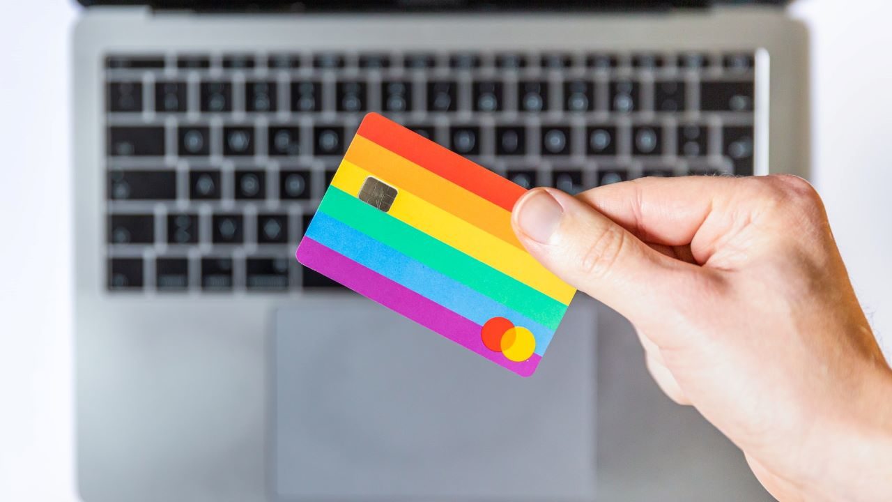 ¿Poner banderas cuenta? Comunidad LGBT+ desconoce empatía de marcas o empresas
