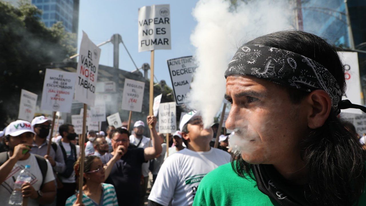 Vapeadores contribuyen al primer aumento de menores fumadores en Australia en 25 años