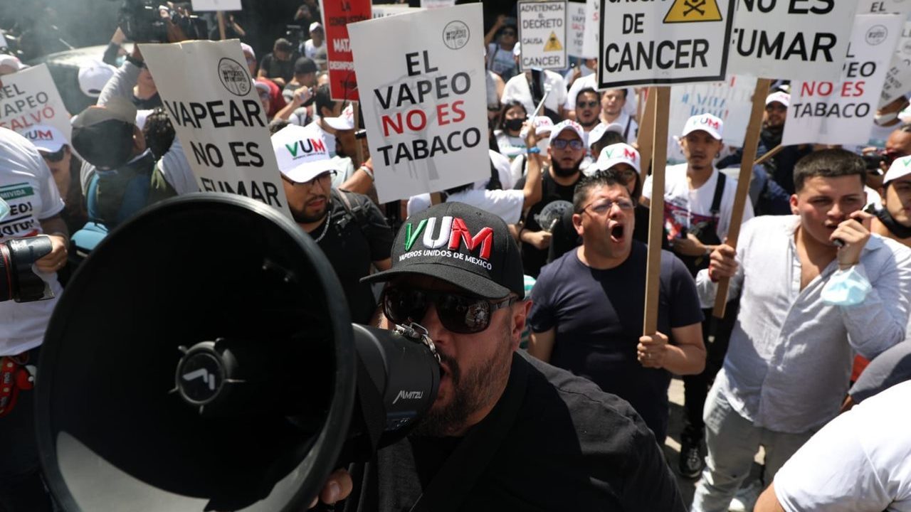 Comerciantes rechazan reforma de AMLO que busca prohibir los vapeadores