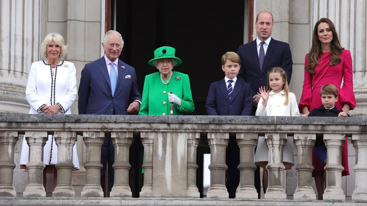 El saludo de Isabel II junto a 3 futuros reyes