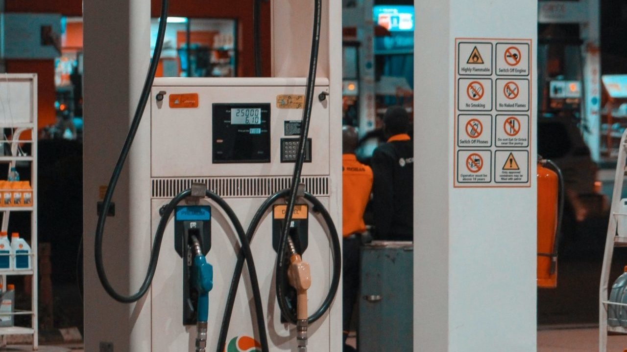 gasolina precio del galón baja a menos de 4 dólares en Estados Unidos