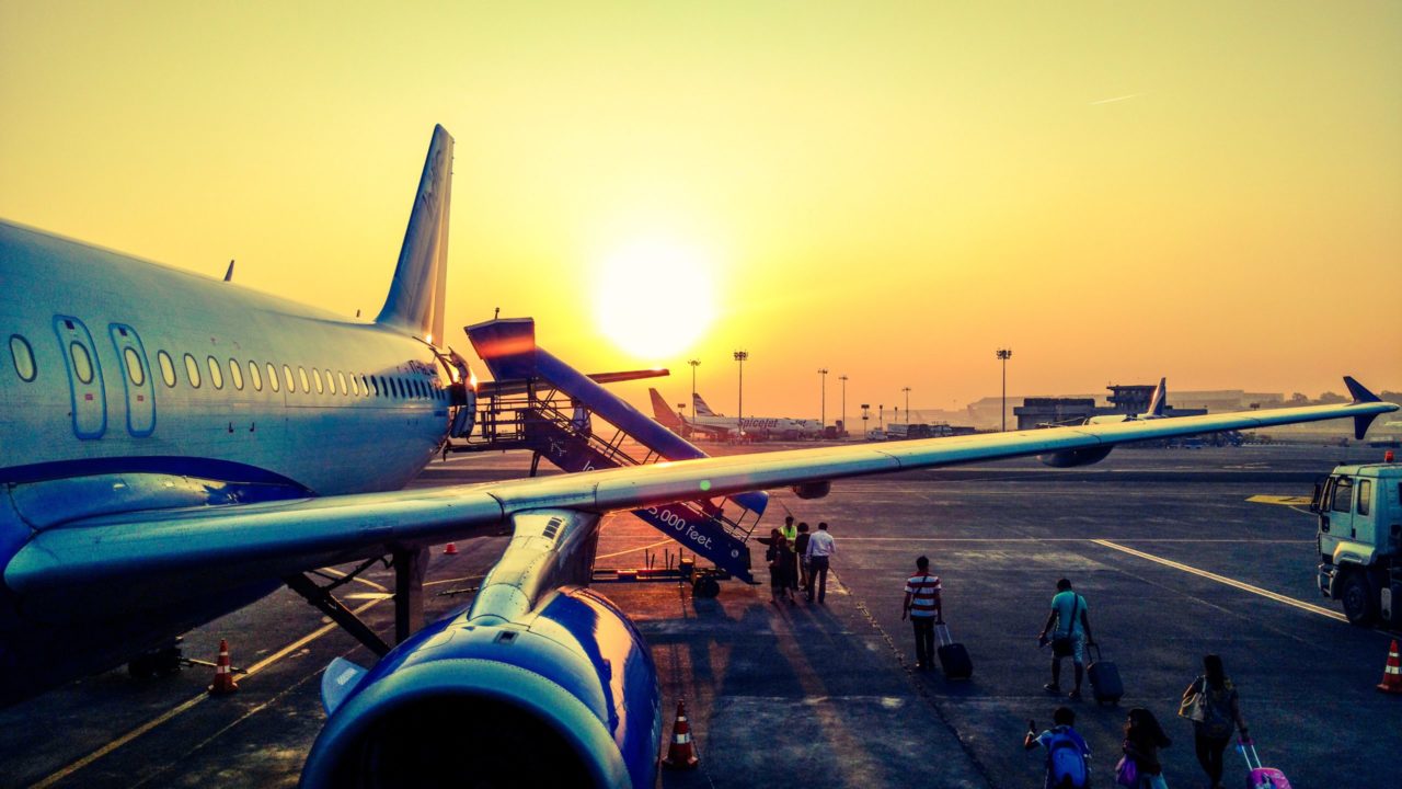 Biden quiere reforzar protección del consumidor en las aerolíneas de EU