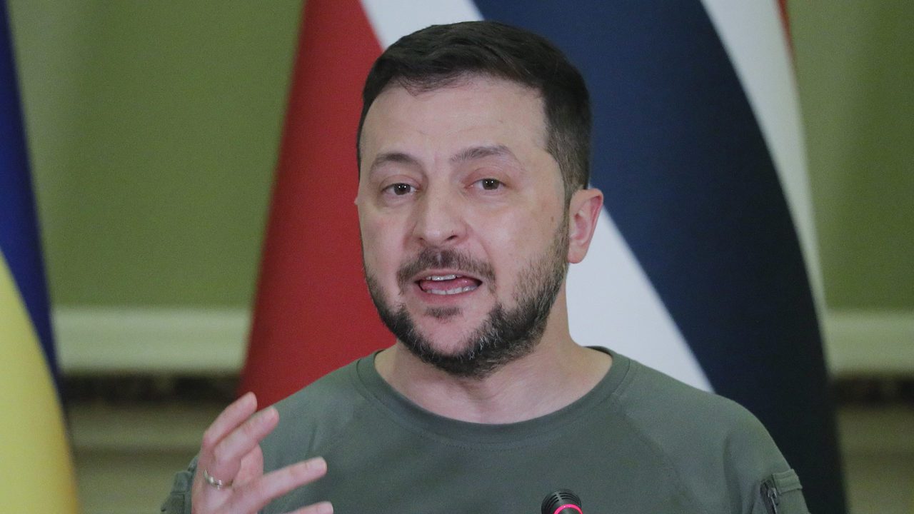 Si dejamos las armas, Ucrania dejará de existir: Zelenski
