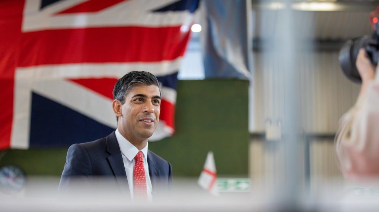 Exsecretario de Economía del Reino Unido Rishi Sunak postula para sustituir a Johnson