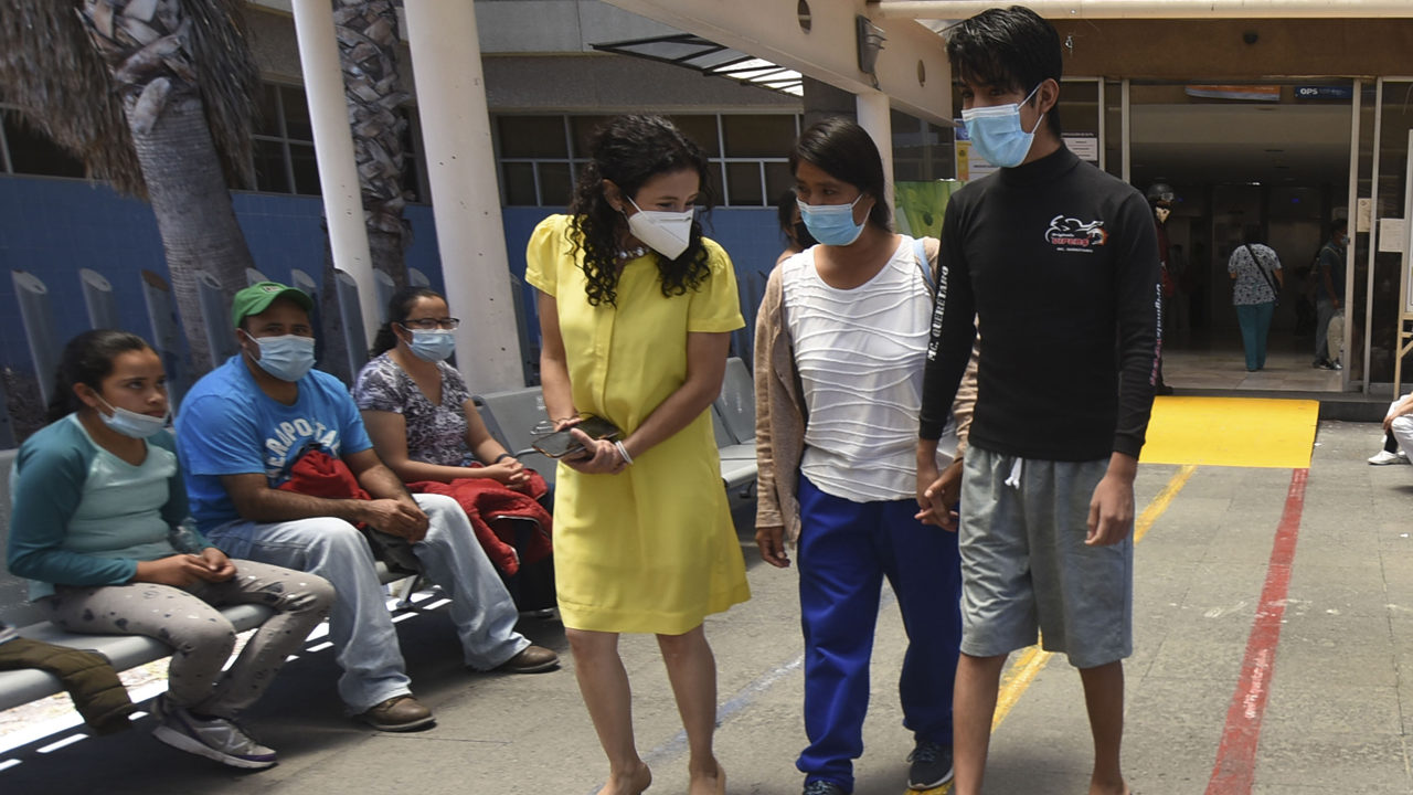Juan, el niño quemado por sus compañeros, sale del hospital; sus padres piden justicia