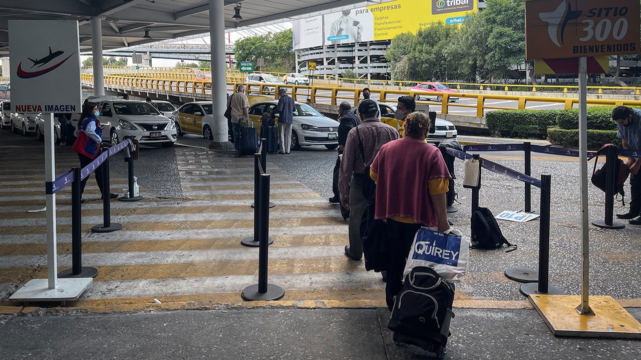 Taxistas del AICM piden piso parejo frente a las apps de transporte