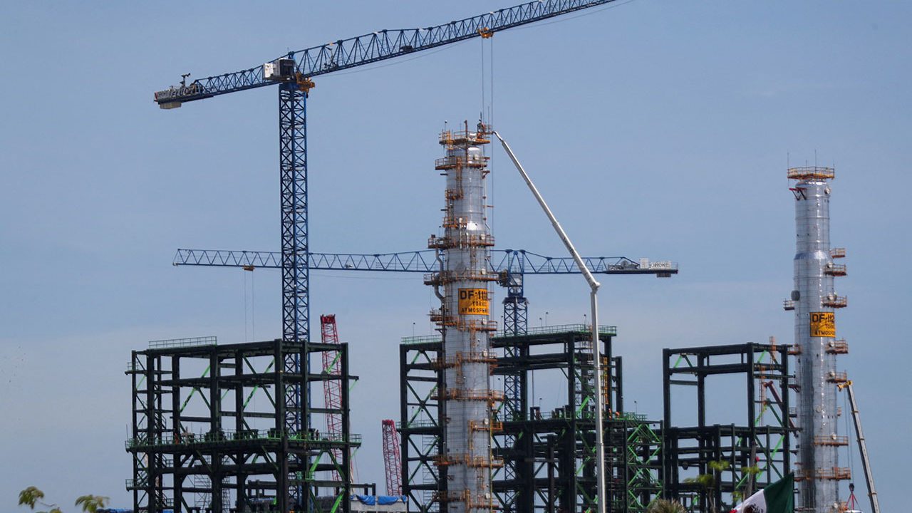 Pemex dice que logró reducir compra de petroquímicos y que alcanzó superávit comercial
