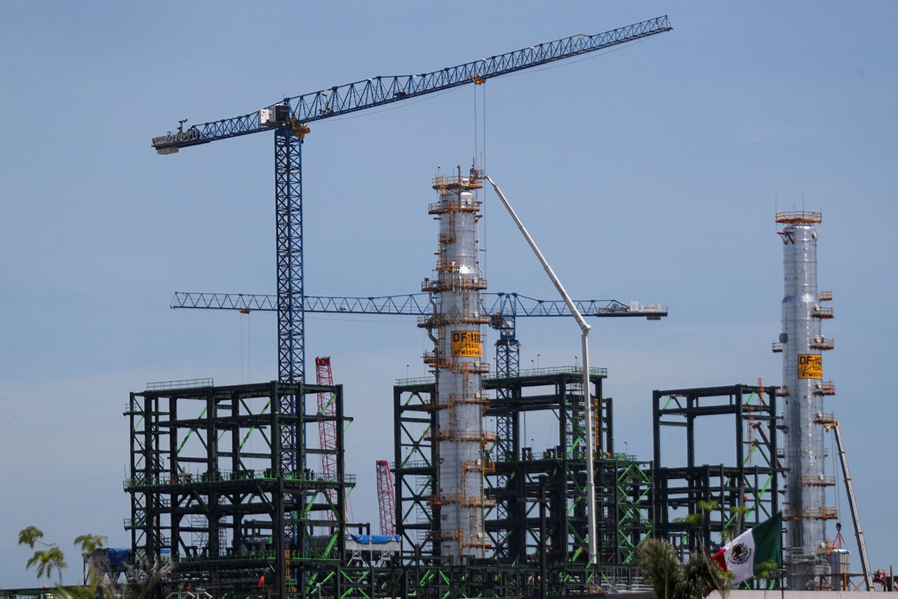 Pemex dice que logró reducir compra de petroquímicos y que alcanzó superávit comercial