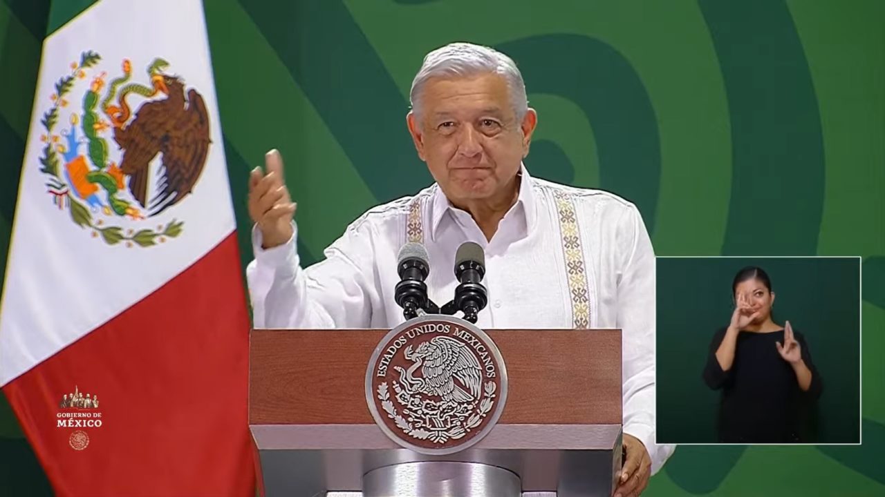 AMLO pide a Bad Bunny que considere presentarse en el Zócalo