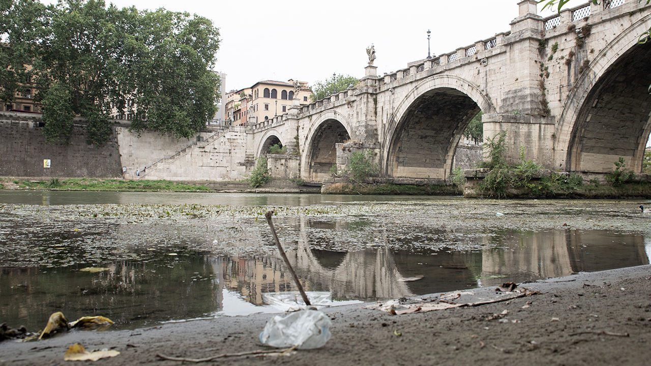 Descubren tesoro sacro con miles de monedas romanas en termas de Italia