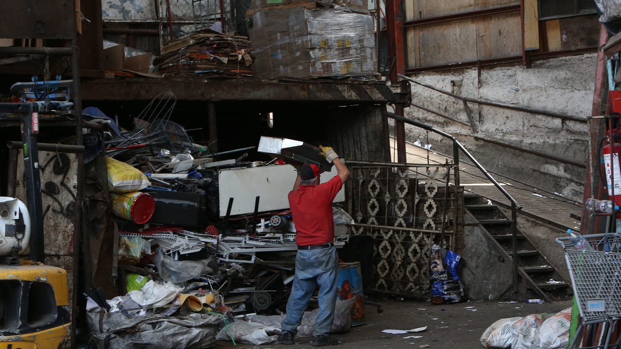 Recicladores alertan sobre ley que prohíbe la recolección