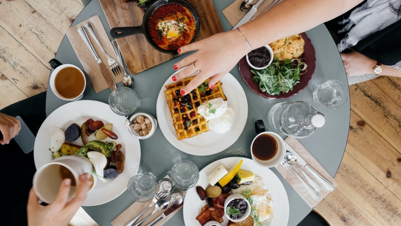 Estudio revela que desayunar y cenar temprano puede reducir el riesgo cardiovascular