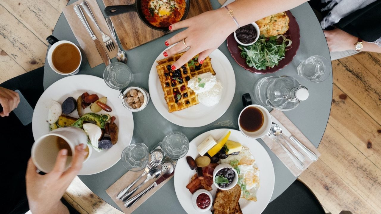 Estudio revela que desayunar y cenar temprano puede reducir el riesgo cardiovascular