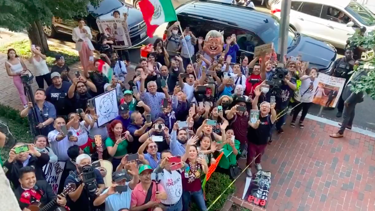 Decenas de mexicanos dan bienvenida a López Obrador en su hotel de Washington DC