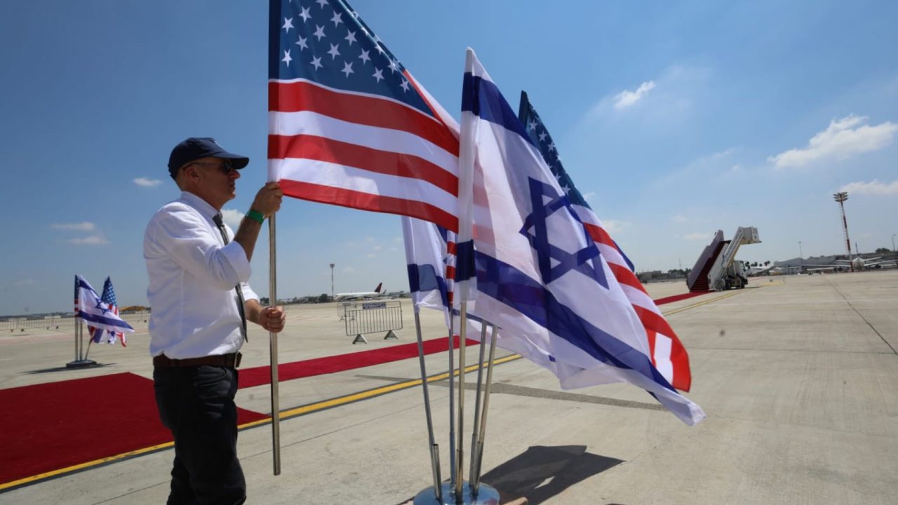 Cientos de funcionarios de EU critican el alineamiento de Biden con Israel