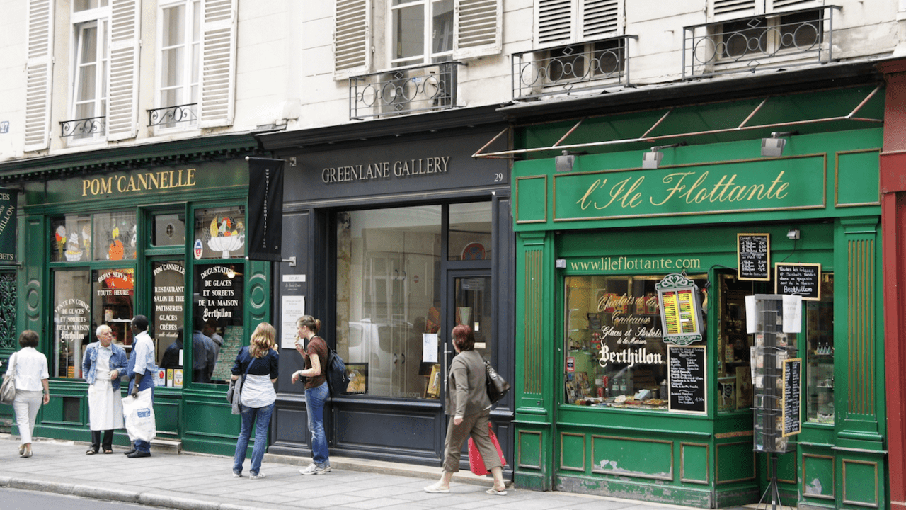 Boutiques de París se llenan de turistas ante caída del euro