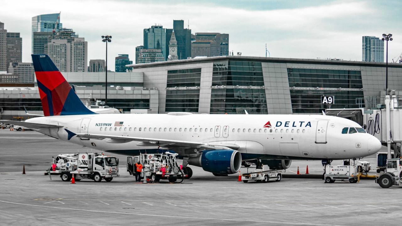Biden quiere que las aerolíneas indemnicen a sus pasajeros por retrasos o cambios en vuelos
