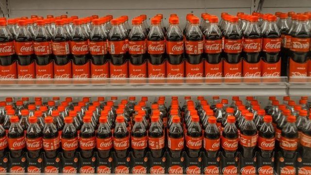 Coca-Cola eleva previsión de ingresos anuales