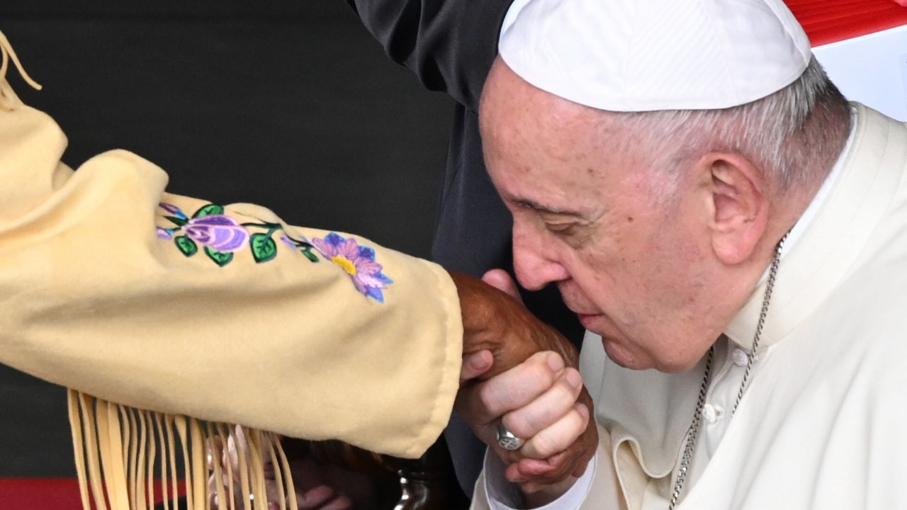 Papa pide perdón en Canadá por el ‘mal’ de los internados indígenas