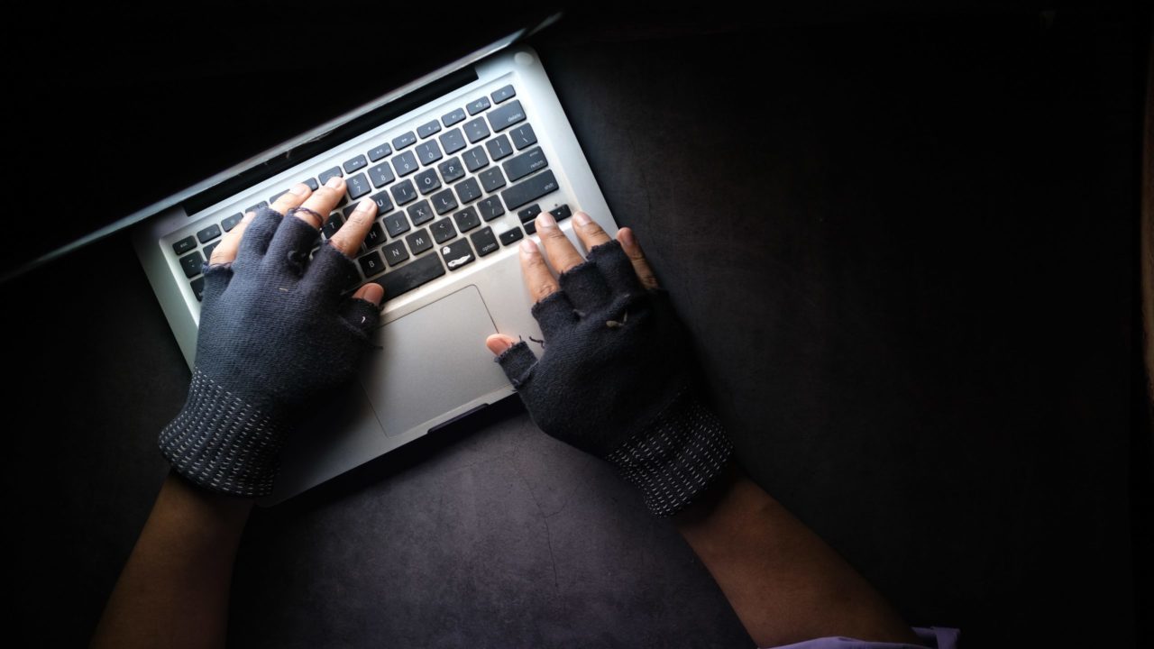 Detienen en España a ciberdelincuente que robó 27 mdd en bitcoins en EU: tiene 22 años