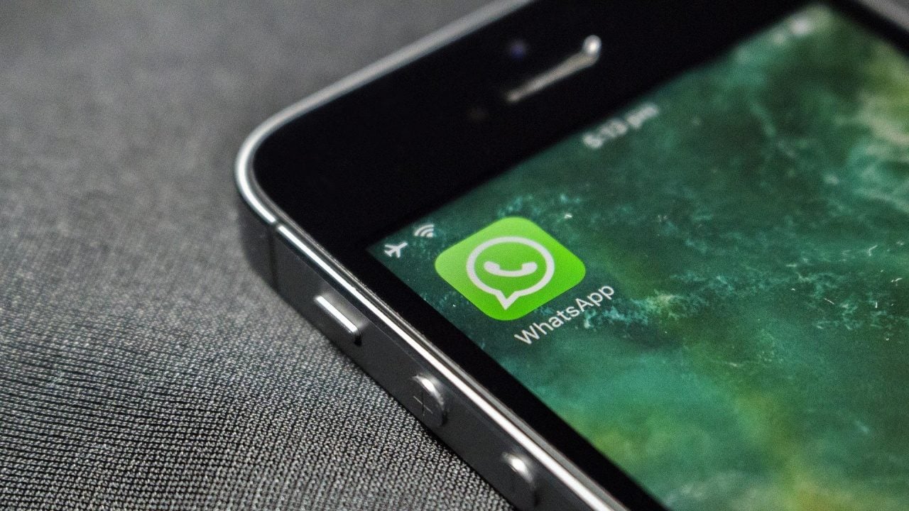 WhatsApp ya permite reaccionar a los mensajes con todos los emojis