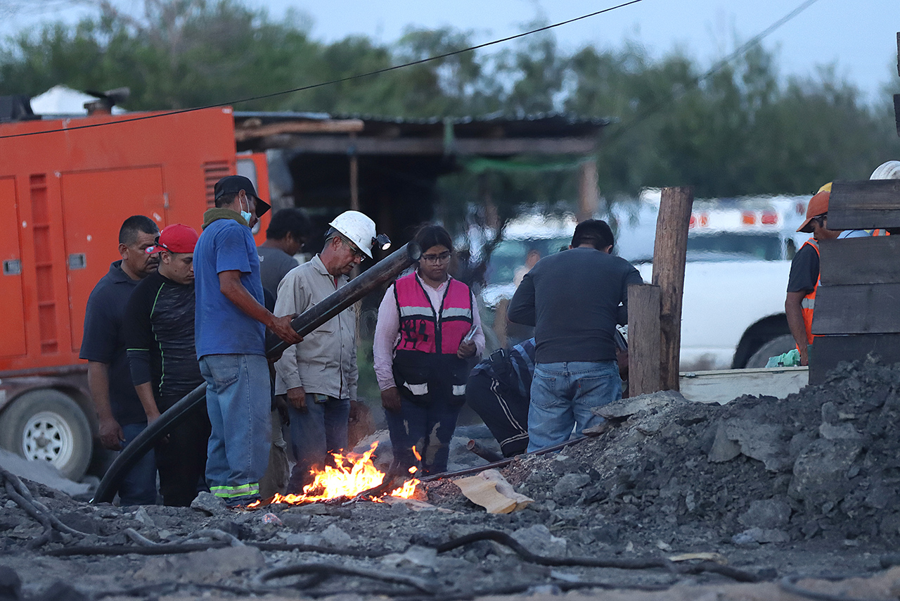 Mineros atrapados por derrumbe en Coahuila