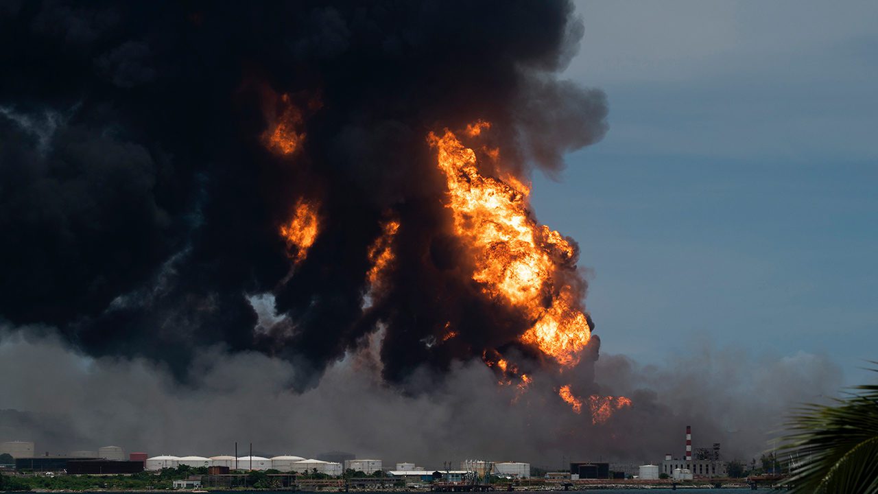 Colapsa un tercer tanque en la zona industrial con gran incendio en Cuba