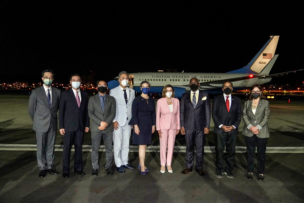 US House Speaker Nancy Pelosi arrives in Taiwán